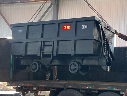 单侧曲轨侧卸式矿车