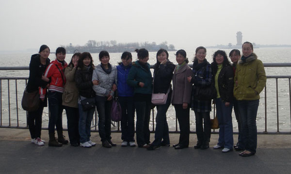 /09年3月8日，中煤集团组织全体女职员到北湖风景区踏青郊游，为女员工们送去节日的祝福/