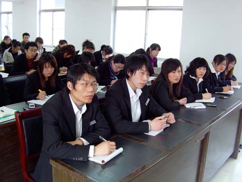 /中煤中贸全体员工于2月22号下午进行职业礼仪培训/