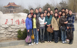 09年3月8日，中煤集团组织全体女职员到北湖风景区踏青郊游，为女员工们送去节日的祝福